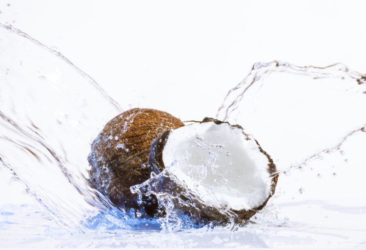 El agua de coco es una de las bebidas que más beneficios tiene (iStock)