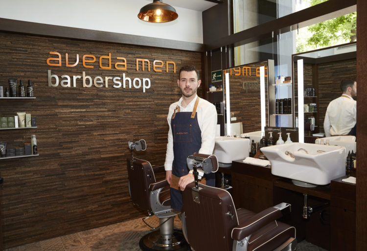 Jesús Viejo, el experto barbero de Aveda men barbershop