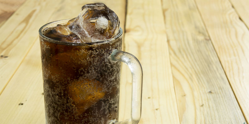 Vaso de refresco con gas y azúcar (iStock)