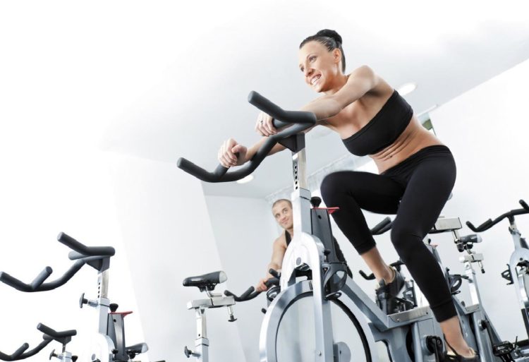 Buen ajuste de las zapatillas a la cala de la bicicleta estática (iStock)