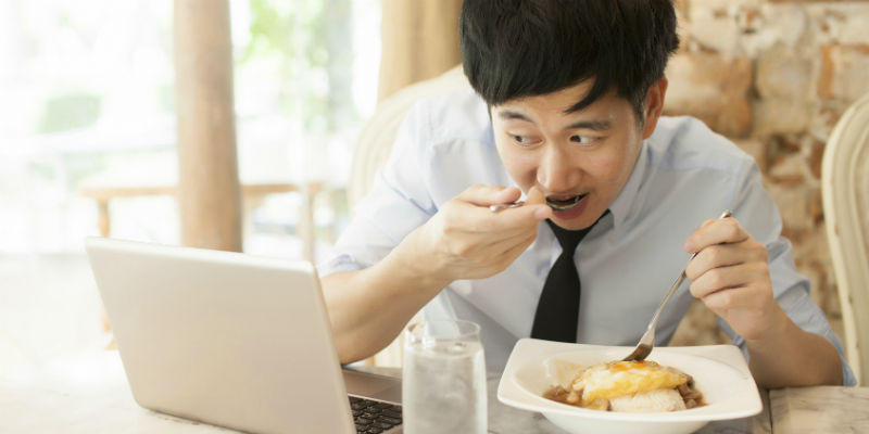 Hay que comer sin distracciones, y esto incluye el móvil, la tablet, el ordenador o la televisión (iStock) Hay que comer sin distracciones, y esto incluye el móvil, la tablet, el ordenador o la televisión (iStock)