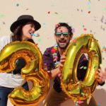10 cosas que los hombres deberíamos dejar de hacer a los 30 Pareja celebra un treinta cumpleaños (IStock)