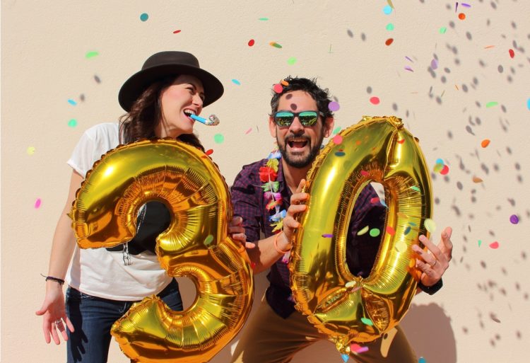 Pareja celebra un treinta cumpleaños (IStock)