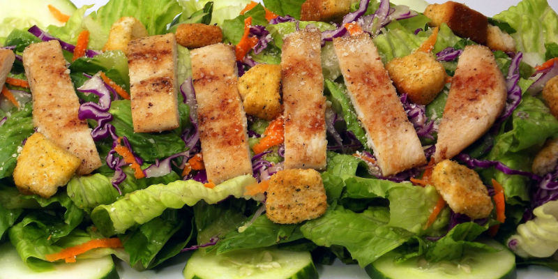 La ensalada césar puede llegra a contener en sí misma unas 1.000 calorías (Pixabay)