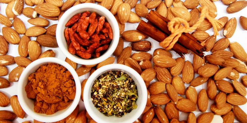 Las almendras son ricas en vitamina B2 y las nueces contribuyen a la buena circulación de la sangre (Pixabay Las almendras son ricas en vitamina B2 y las nueces contribuyen a la buena circulación de la sangre (Pixabay