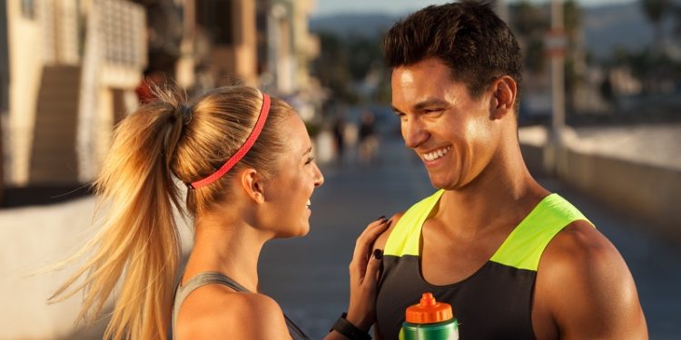 El gimnasio puede ser una oportunidad para estrechar relaciones aunque a veces sean situaciones incómodas en el gimnasio (Pexels)