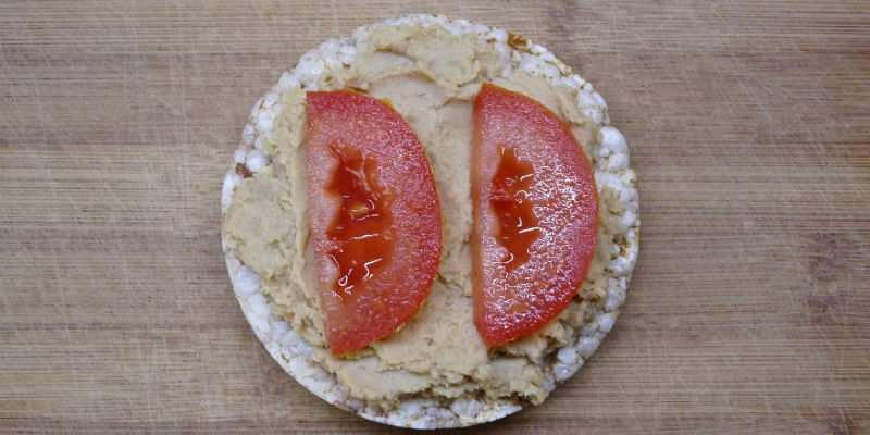 Tortitas de arroz con hummus y tomta (Pixabay) Tortitas de arroz con hummus y tomta (Pixabay)
