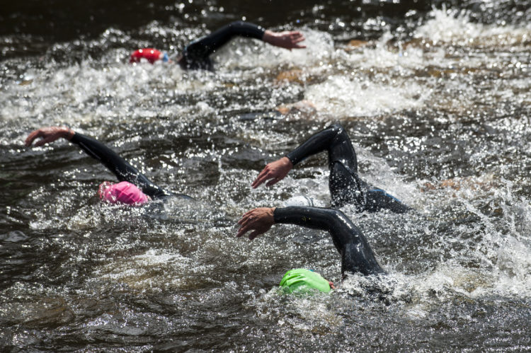 La natación suele ser lo más difícil de preparar para un triatlón (iStock)