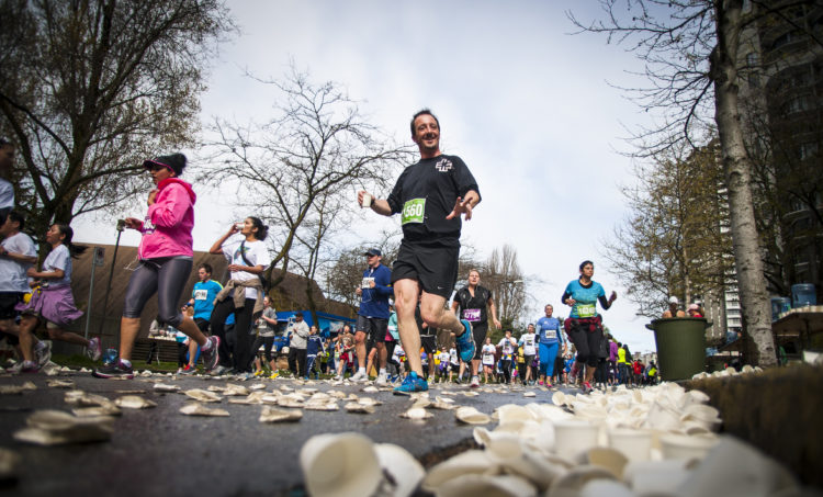 Si has entrenado bien, no solo terminarás la 10K, podrás hasta sonreír (iStock)