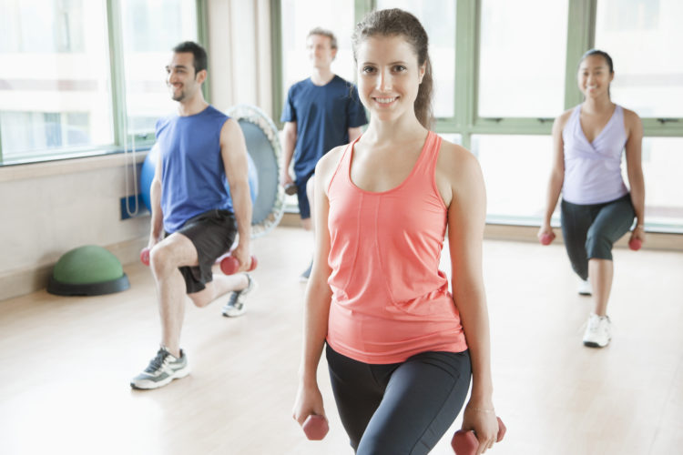 Zancada con salto y con mancuerna, perfecto para fortalecer tus cuadriceps (iStock)