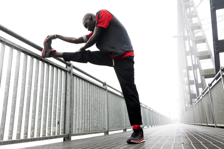 En los estiramientos de isquiotibiales el pie del suelo ha de mirar hacia delante (iStock)