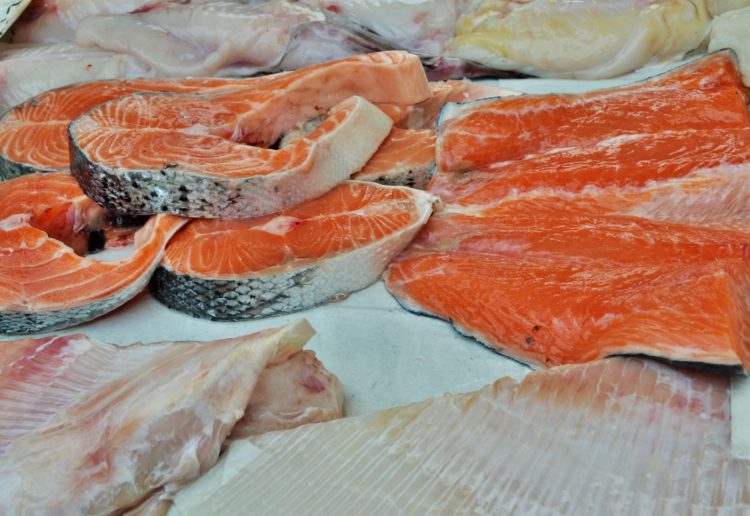 El salmón es un buen alimento para el triatleta (iStock)