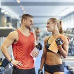 Instrucciones para ligar en el gimnasio Un hombre y una mujer se sonríen en el gimnasio, instrucciones ligar en el gimnasio (IStock)