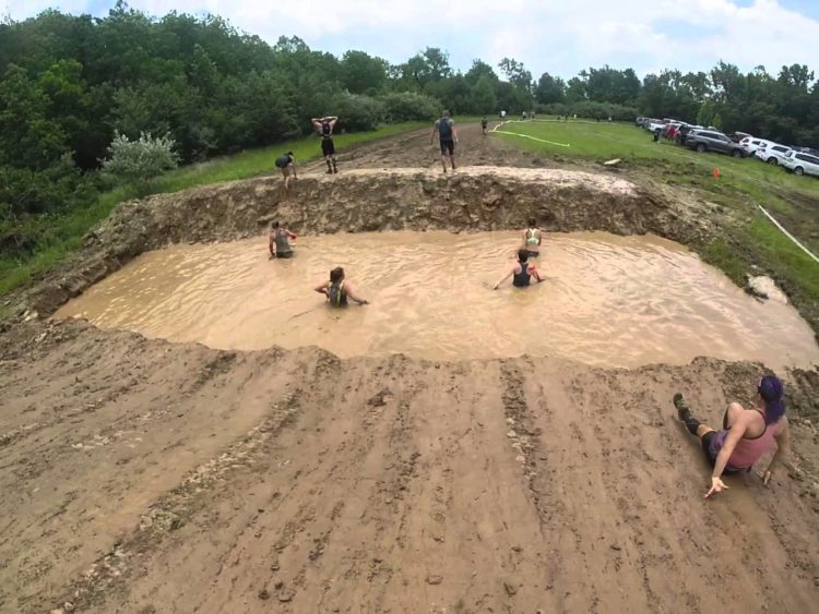 En una Spartan Race nos bañaremos en aguas no demasiado limpias (Youtube)