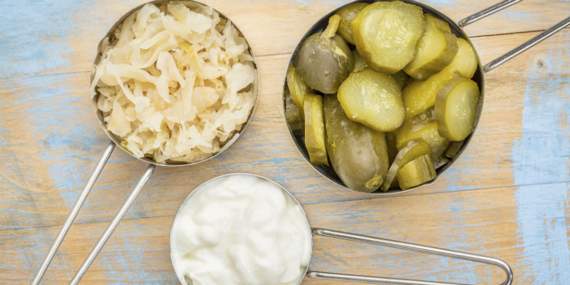 El chucrut, los pepinillos y el yogur contiene un alto nivel de probióticos (iStock) El chucrut, los pepinillos y el yogur contiene un alto nivel de probióticos (iStock)