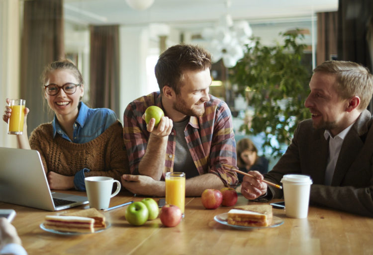 Un picoteo saludable ayuda a mantener una alimentación equilibrada (iStock)