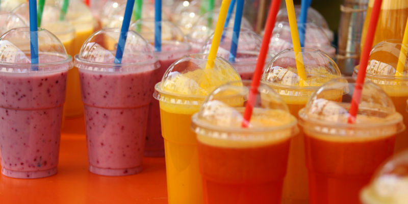 Son muy saludables pero los zumos y batidos ya llevan la cantidad diaria de fruta recomendada (Pixabay)