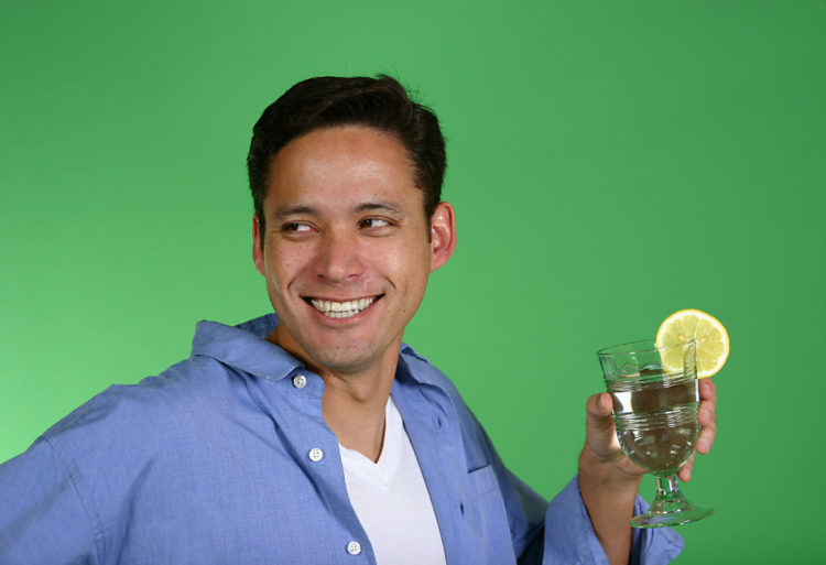 Tomar un vaso de agua de con limón en ayunas aporta numerosos beneficios (iStock)