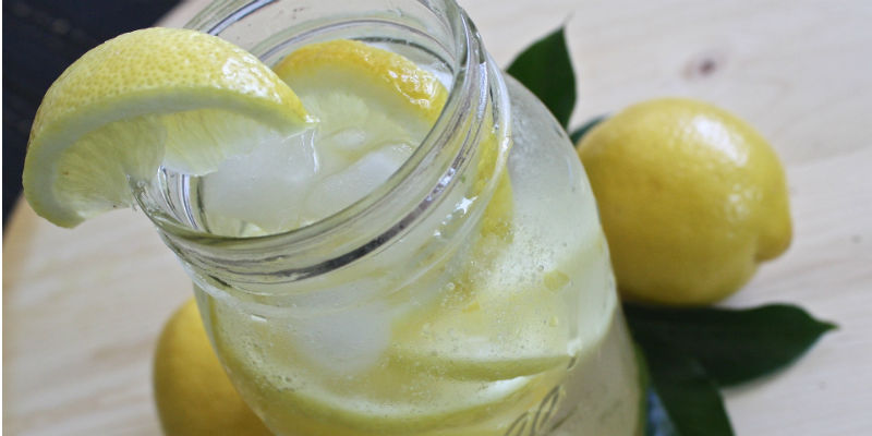 El agua con limón tiene propiedades antioxidantes, desintoxicantes y desinflamantes (iStock) El agua con limón tiene propiedades antioxidantes, desintoxicantes y desinflamantes