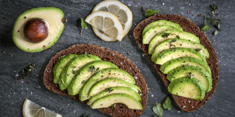 El contenido en fibra y ácido oleico del aguacate ayuda a proteger el colesterol bueno y eliminar el malo (iStock) El contenido en fibra y ácido oleico del aguacate ayuda a proteger el colesterol bueno y eliminar el malo (iStock)