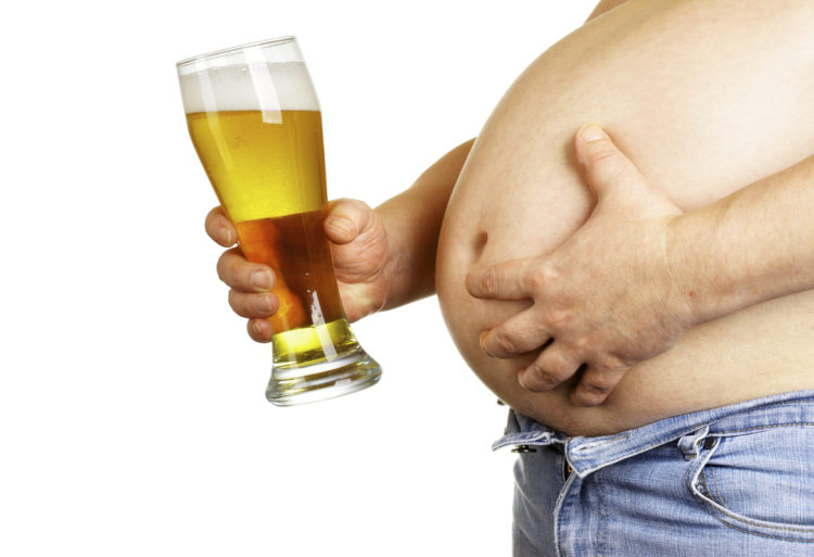 La barriga cervecera, el eterno compañero de muchos (iStock)