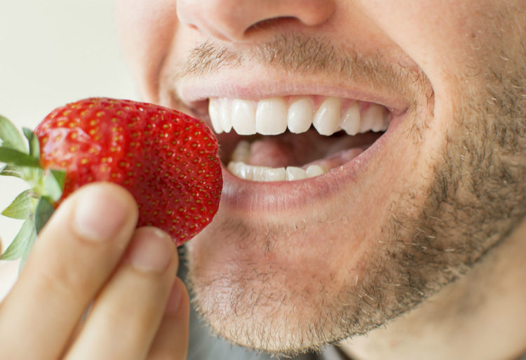 Hay alimentos que ayudan a mejorar la salud bucal (iStock)