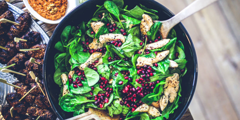 El calcio de las espinacas favorece al esmalte dental (Pixabay)