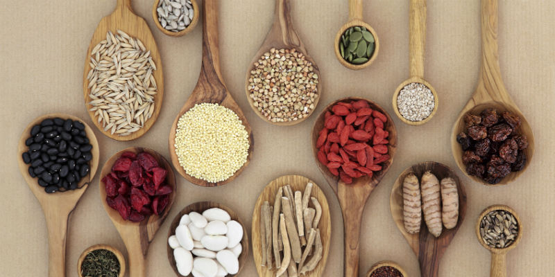 Las hierbas favorecen la eliminación de las toxinas acumuladas en el hígado y estimulan la producción de la bilis (iStock)