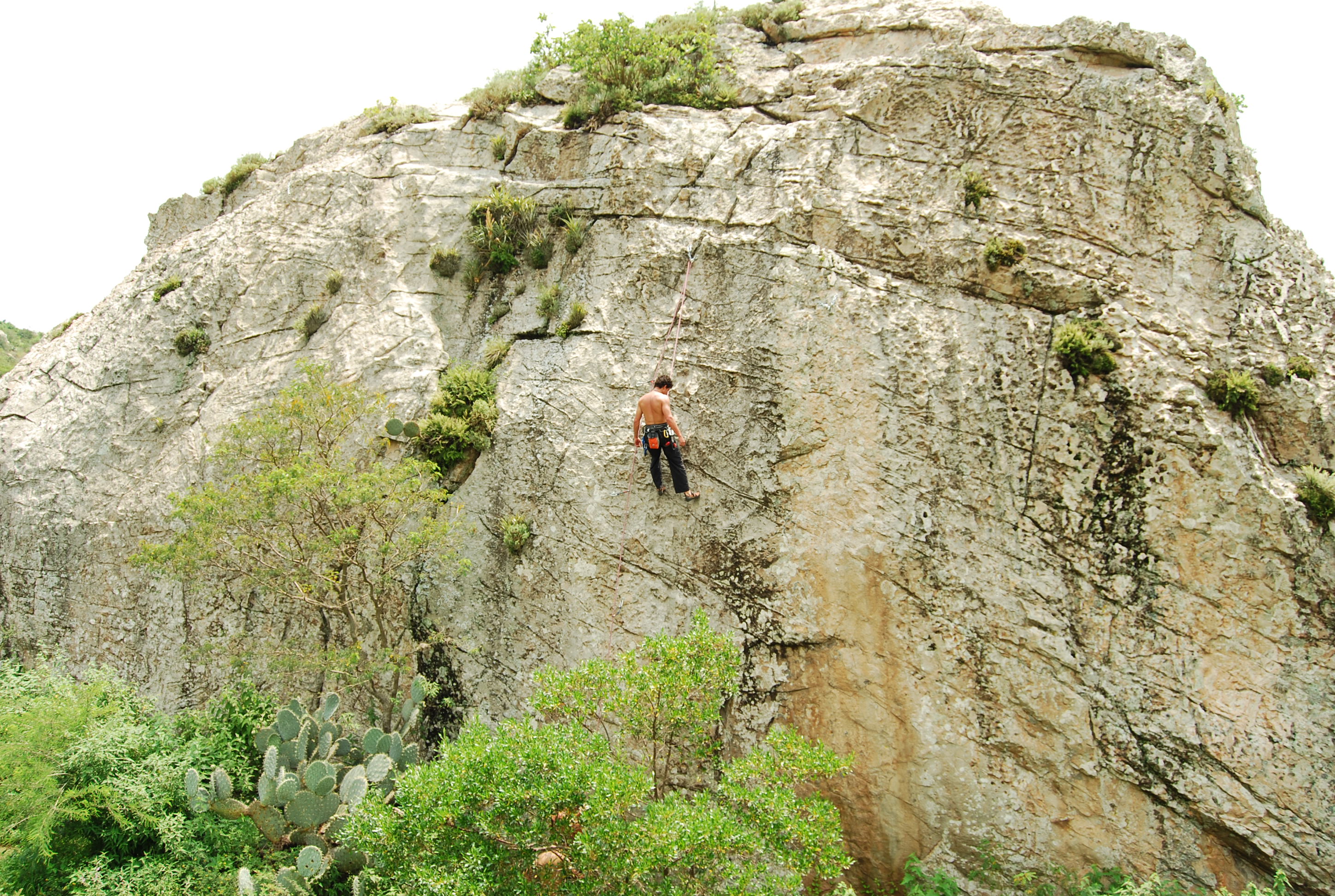 Es todo el peso de nuestro cuerpo el que movemos cuando practicamos escalada (iStock)