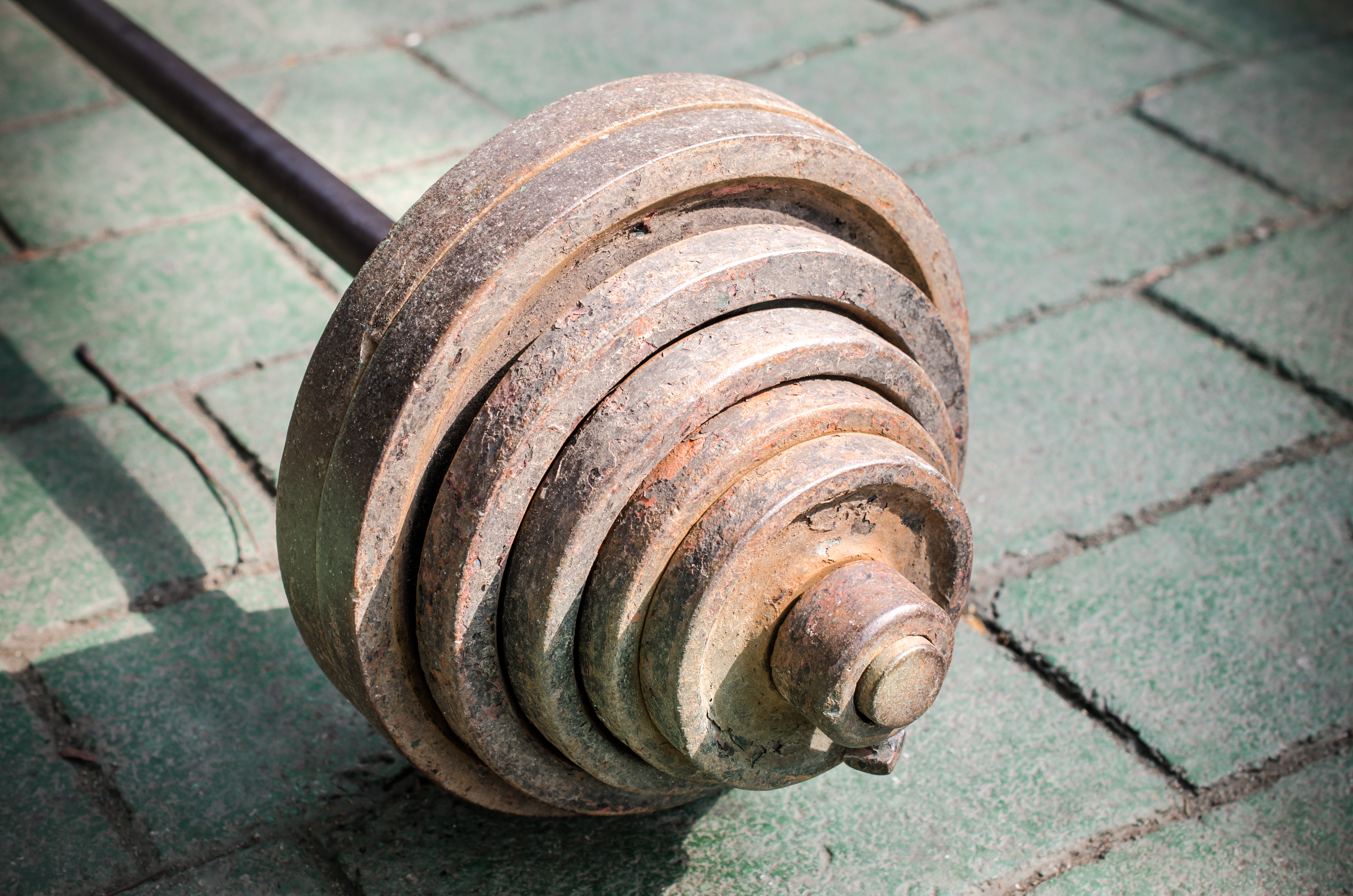 El peso que levantemos en el gimnasio debe estar en corcondancia con nuestra condición física (iStock)