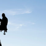 10 beneficios de la escalada Puedes practicar la escalada al aire libre o en un rocódromo (iStock)