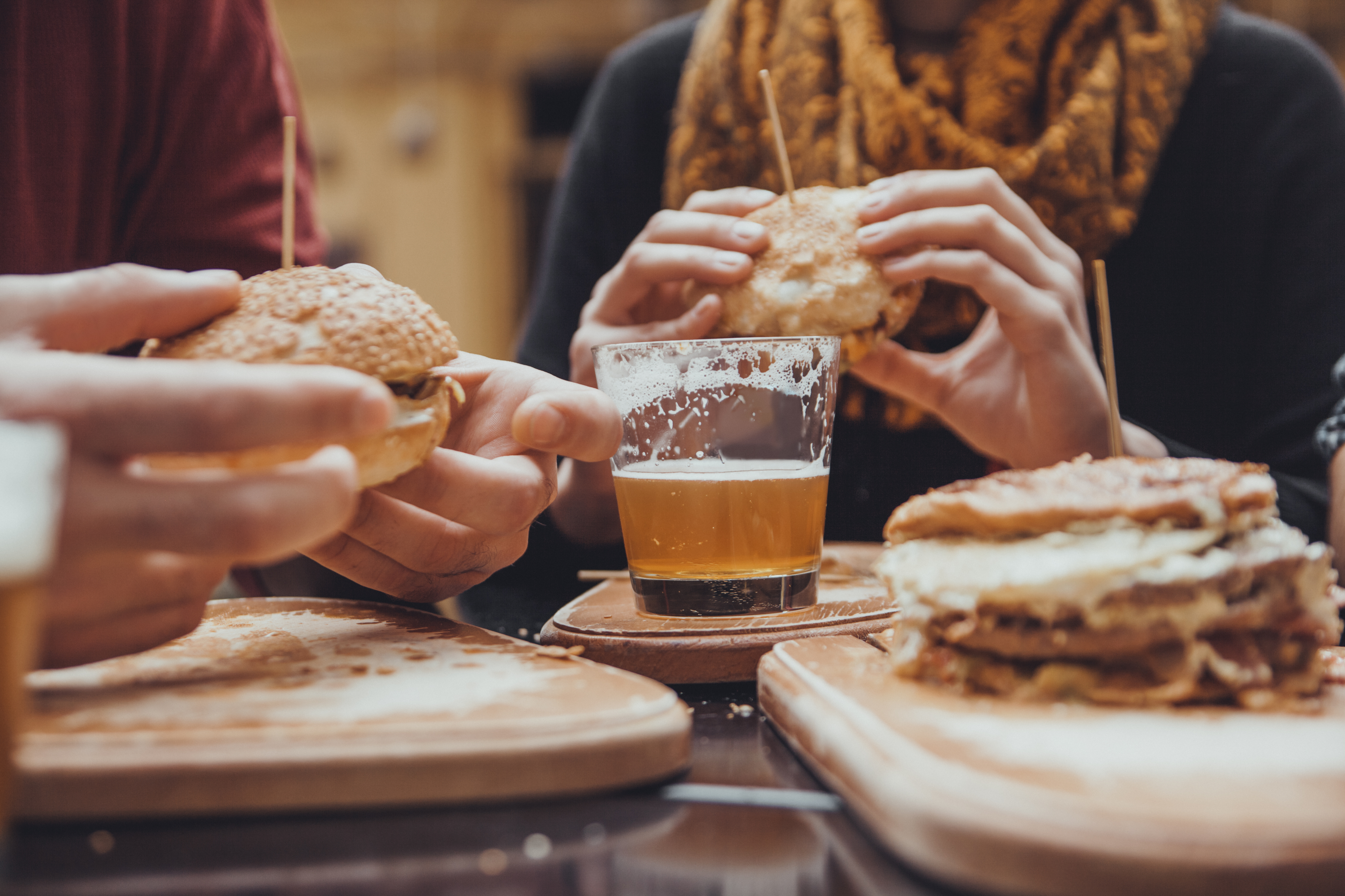 Para bajar la barriga cervecera habrá que 'salir de cañas' con moderación (iStock)
