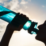 ¿Hay que beber agua antes de correr? Beber agua es imprescindible para cualquier persona (iStock)
