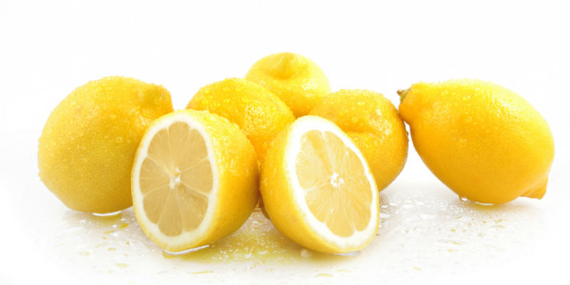 Uno de los principales beneficios de beber agua con limón en ayunas es el de adelgazar (iStock)