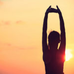 5 estiramientos que deberías hacer todas las mañanas No hay que hacer los estiramientos nada más despertarnos (iStock)