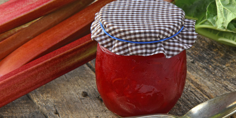 El sabor del ruibarbo se complementa con los dulces en mermeladas y conservas (iStock)