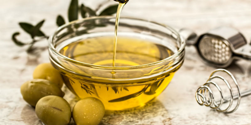El aceite de oliva ayuda a recubrir el intestino y ralentiza la absorción del alcohol por el cuerpo (Pixabay)