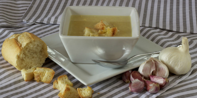 Los nutrientes del ajo potencian la creación de aminoácidos necesarios para crear masa muscular (PIxabay)