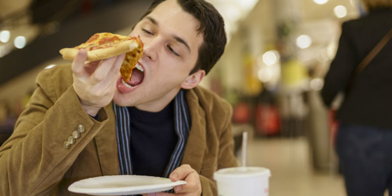 Hay que evitar comer cualquier cosa en un momento, las prisas nos son buenas (iStock)