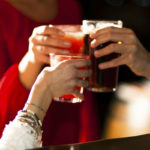 Alternativas a tus bebidas favoritas que no engordan Muchas veces lo que nos hace engordar es lo que bebemos (iStock)