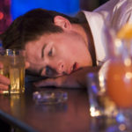 ¿Qué comer antes de beber alcohol? Hay alimentos que permiten asimilar mejor el alcohol y reducir las molestias de la resaca. (iStock)