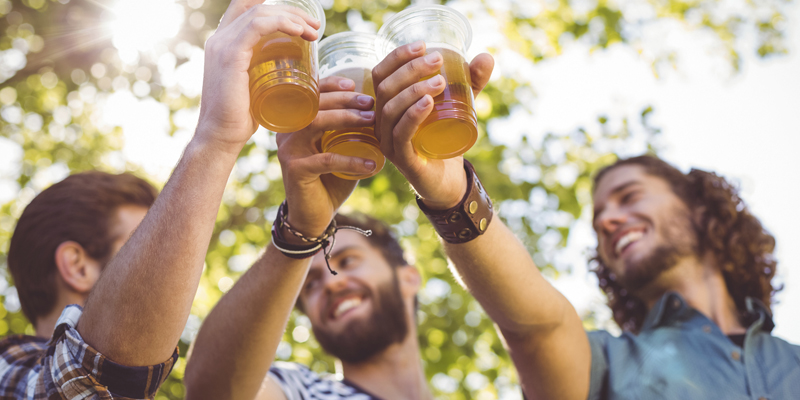 Tal vez la cerveza no ayude pero los amigos si (iStock)