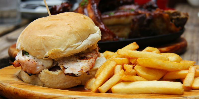 Las grasas, la sal, etc... de la comida basura disminuye el deseo sexual. (Pixabay)