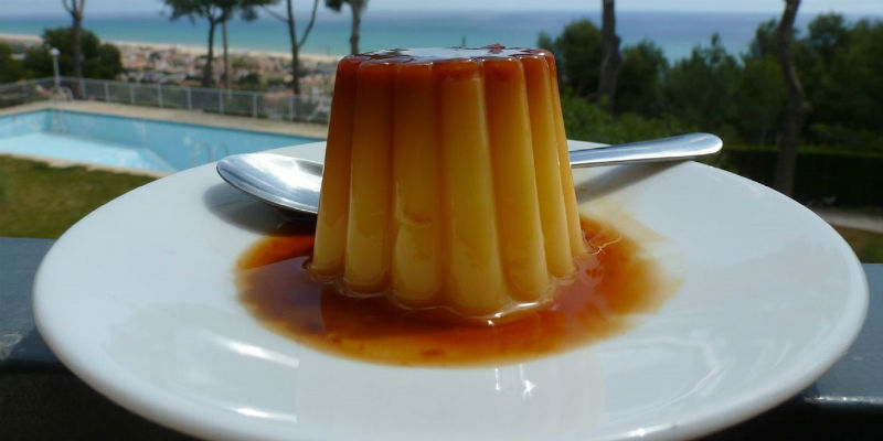 El flan es un postre o un capricho entre comidas perfectamente sano si se hace con leche desnatada o leche de avena o almendras (Pixabay)
