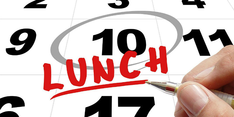 A la vuelta es importante recuperar cuanto antes los horarios de desayuno, comida y cena. (Pixabay)