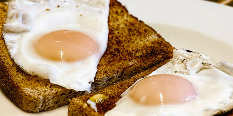 El huevo reduce los efectos de la deshidratación que provoca el alcohol (Pixabay)