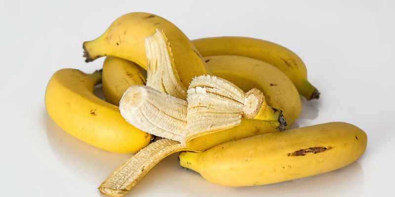 Los plátanos favorecen el sueño gracias a que son una inyección natural de magnesio, melatonina y serotonina (Pixabay)