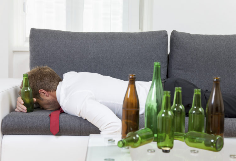 ¿La cerveza cura la resaca?(iStock)