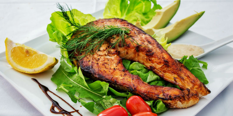 Ingerir alimentos ricos en grasas y carbohidratos favorece la formación de una especie de película protectora en el estómago (Pixabay)