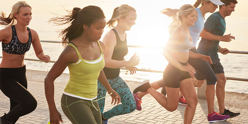 El ejercicio aeróbico es básico para quitar los michelines (iStock)